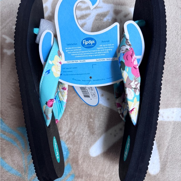 Floopi Floral Black Sandals~Size 8~New with Tags!! - Picture 3 of 5